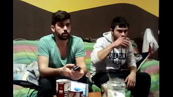 Парень по тихому дал в рот жене друга цигана
